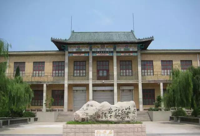 安丘石埠子出土一石棺，人称九女坟